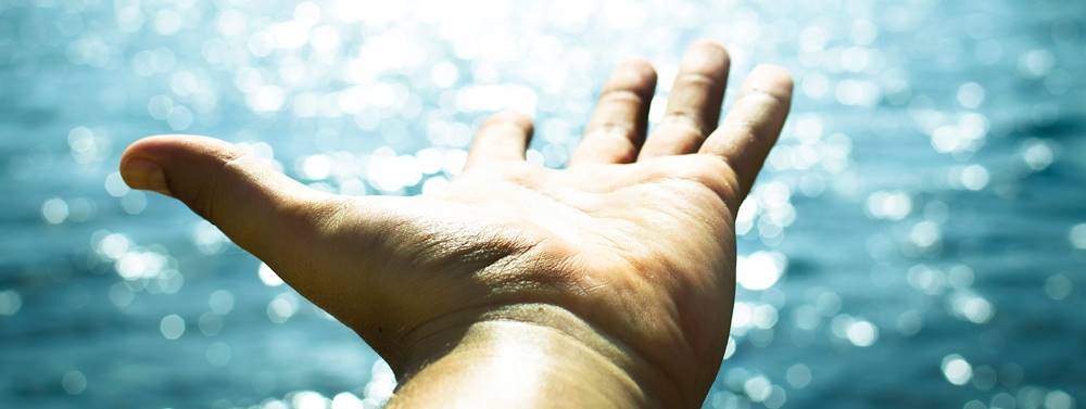 Une main tendue pour recevoir une offrande