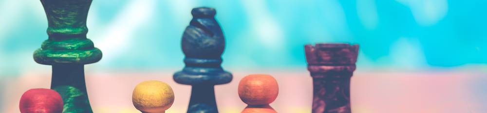 des pièces d'échec colorées