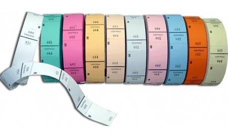 des rouleaux de tickets en carton